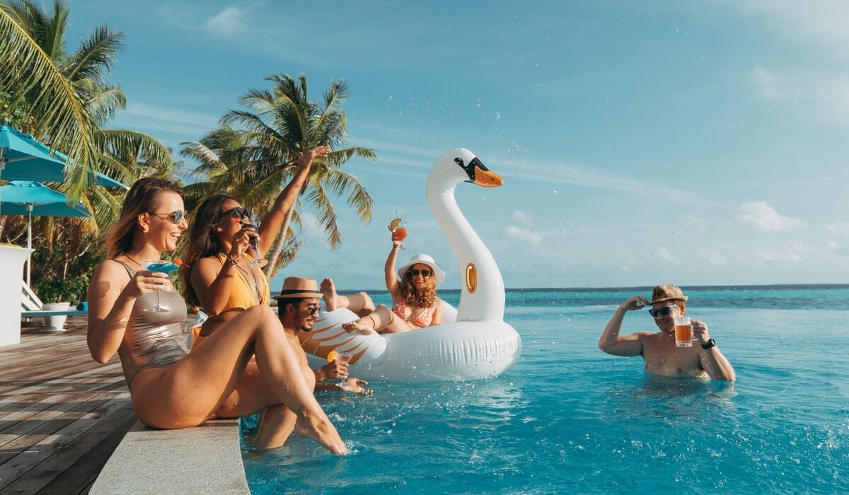 Un groupe de jeunes s'amusant dans la piscine