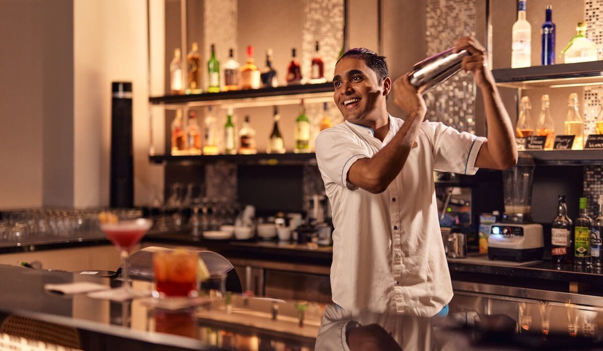 Barman chez Wink bar